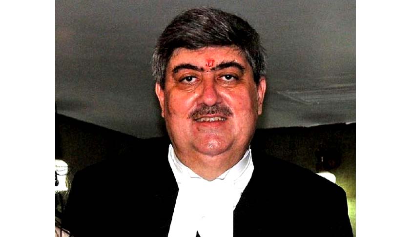 Madras HC lawyers raise slogans against Chief Justice Sanjay Kishan Kaul; ask him to go back to Kashmir or Delhi Madras HC lawyers raise slogans against Chief Justice Sanjay Kishan Kaul; ask him to go back to Kashmir or Delhi