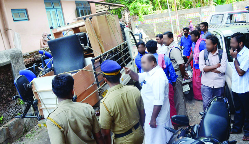 ‘Nokku Kooli’ Illegal, Payment For Head-load Workers Union Shall Be Made Through Bank Accounts And Aadhaar Linked PAN Card A Must: Kerala HC [Read Judgment]