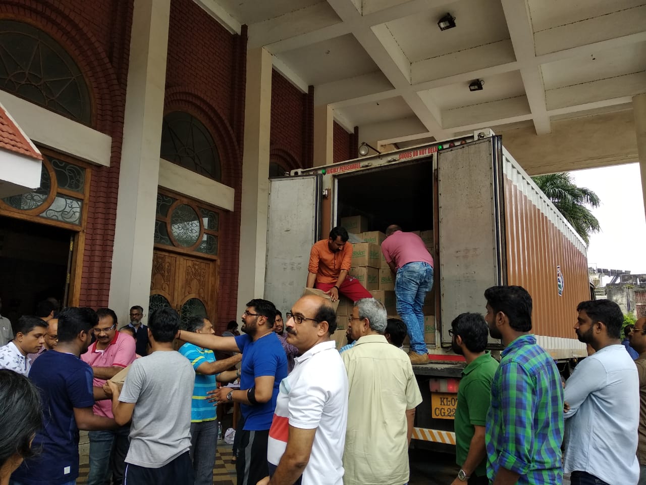 Kerala Floods : High Court Advocates Association Lend A Helping Hand For Relief Work Kerala Floods : High Court Advocates Association Lend A Helping Hand For Relief Work