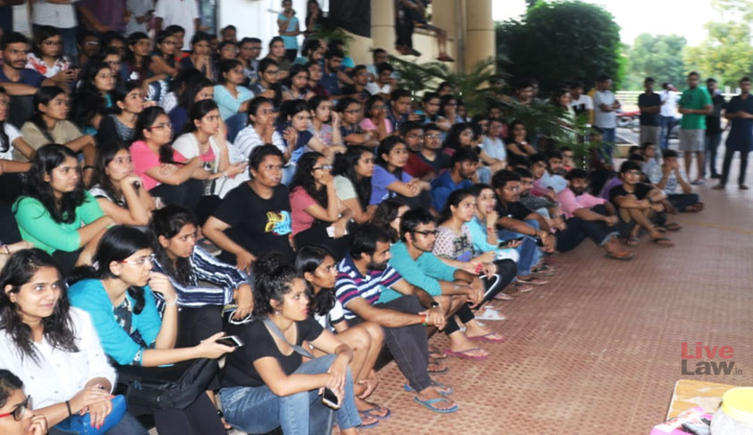 HNLU Students Protest Against VC’s Reinstatement After SC Order; More Than 800 Students Sign Letter Of No Confidence [Read Order]
