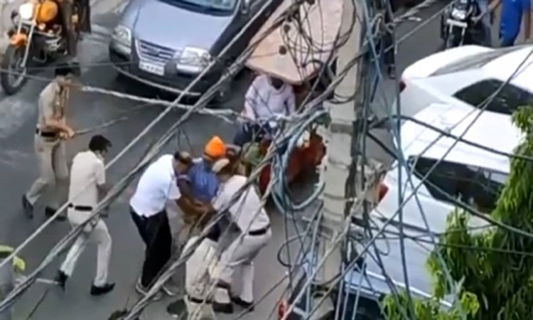 Mukherjee Nagar Assault Case: HC Pulls Up Delhi Police, Says Its Evidence Of Police Brutality Mukherjee Nagar Assault Case: HC Pulls Up Delhi Police, Says Its Evidence Of Police Brutality