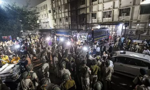 Delhi HC CJ Holds Meeting With Police Officials On Tis Hazari Violence ; 3 HC Judges Meet Injured Lawyers In Hospital