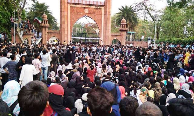 Allahabad HC Seeks Reply From UP Govt. & AMU Admin On Alleged Police Brutality Against Aligarh Students[Read Order]