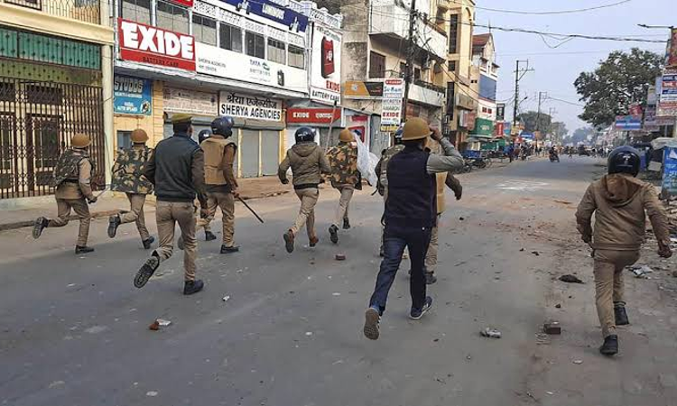 Anti-CAA Protests : SC Seeks UP Govt Response On Plea To Quash Notices To Recover Public Losses Anti-CAA Protests : SC Seeks UP Govt Response On Plea To Quash Notices To Recover Public Losses