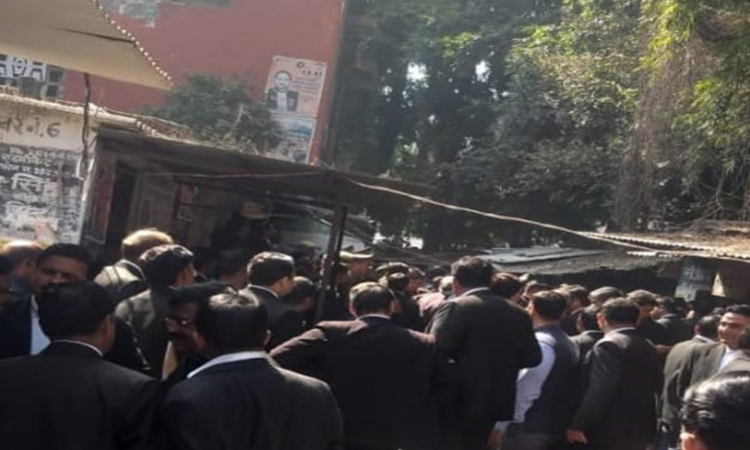 Explosion In Lucknow Court Premises Leaves Several Injured Explosion In Lucknow Court Premises Leaves Several Injured