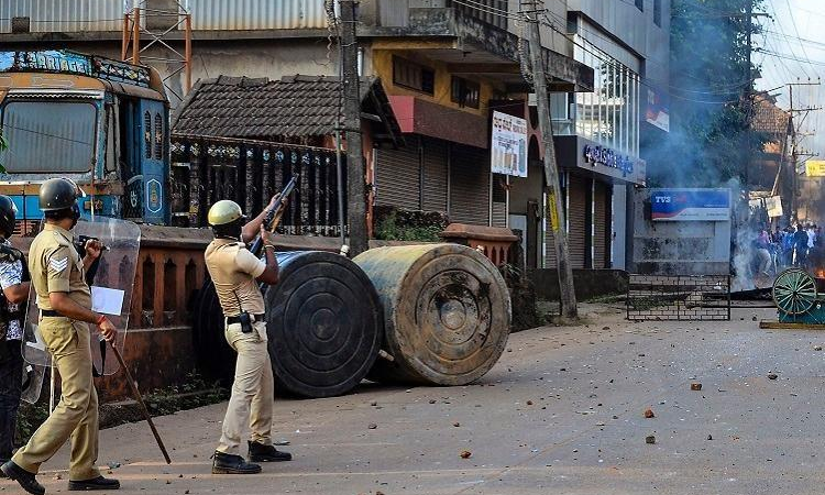 Mangaluru Firing : Karnataka HC Pulls Up State For Not Acting On Complaints Against Police Mangaluru Firing : Karnataka HC Pulls Up State For Not Acting On Complaints Against Police