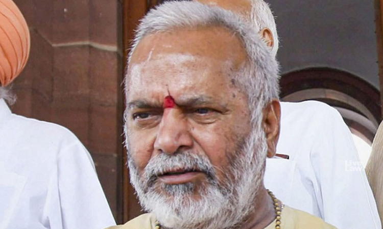 Accused Powerful Man; Victims Life In Danger : Plea In SC For Transfer Of Trial In Chinmayanand Case From UP To Delhi Accused Powerful Man; Victims Life In Danger : Plea In SC For Transfer Of Trial In Chinmayanand Case From UP To Delhi