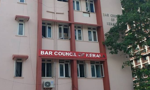 Acted Against Interest Of Client; Vulgarized Legal Profession : Kerala Bar Council In Show Cause Notice Against Advocate Who Gave Media Interview About Accused Acted Against Interest Of Client; Vulgarized Legal Profession : Kerala Bar Council In Show Cause Notice Against Advocate Who Gave Media Interview About Accused