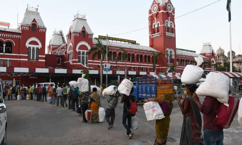 Migrants Exhibiting Anxiety To Reach Railway Station; Not Maintaining Social Distancing : Madras HC Directs State To File Status Report On SOP [Read Order]