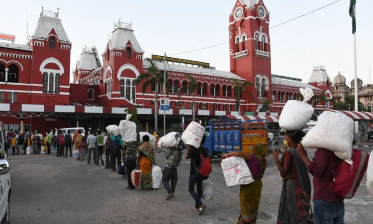 Migrants Exhibiting Anxiety To Reach Railway Station; Not Maintaining Social Distancing : Madras HC Directs State To File Status Report On SOP [Read Order]