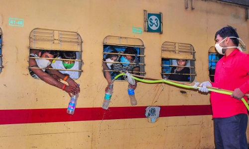 Shramik Trains : Karnataka HC Asks Centre & State About Arrangements To Provide Food & Water To Migrants [Read Order]