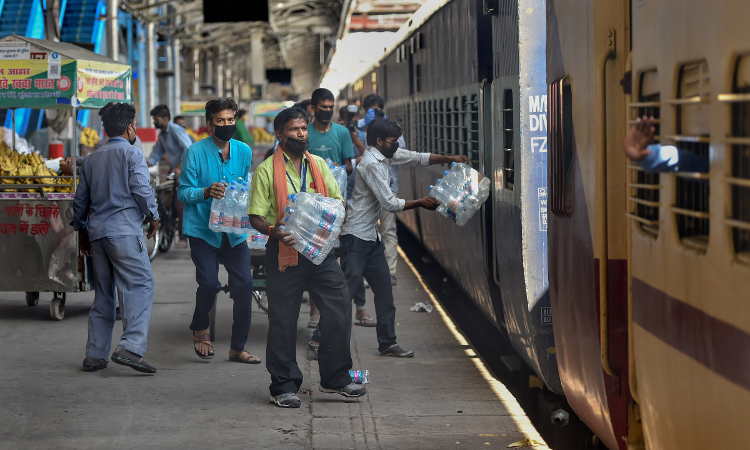Submit Policy On Closing Down Mustering Centres For Registering Migrant Workers: Karnataka HC To State Govt. Submit Policy On Closing Down Mustering Centres For Registering Migrant Workers: Karnataka HC To State Govt.