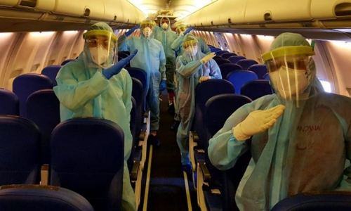 [Breaking] Bombay HC Allows Airlines To Keep Middle Seat Occupied As Expert Committee Says Mere Touch Of COVID-19 Infected Person Will Not Transmit Virus