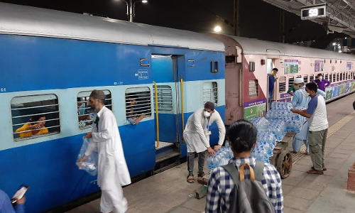 [Serving the Shramiks] NLSIU Alumni Provide Lakhs Of Food Kits & Water Bottles To Migrant Workers Travelling To Their Homes