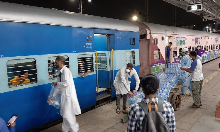 [Serving the Shramiks] NLSIU Alumni Provide Lakhs Of Food Kits & Water Bottles To Migrant Workers Travelling To Their Homes
