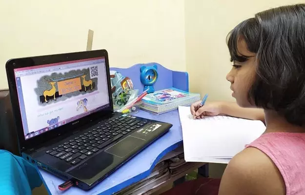 Supreme Court Stays Delhi HC Order Directing Private Unaided Schools To Provide Internet Gadgets Free Of Cost To EWS Students For Online Classes Supreme Court Stays Delhi HC Order Directing Private Unaided Schools To Provide Internet Gadgets Free Of Cost To EWS Students For Online Classes
