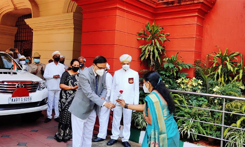 Karnataka HC CJs Heartwarming Gesture - Welcomes Court Staff Who Recovered From COVID-19 Back To Work