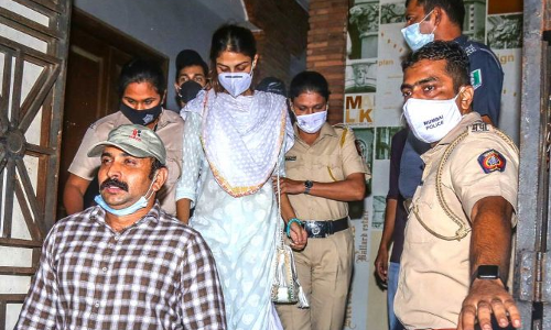 Rhea Chakraborty Moves Bail Plea; Says She Was Coerced Into Making Confessions, Only Male Officers Interrogated Her Rhea Chakraborty Moves Bail Plea; Says She Was Coerced Into Making Confessions, Only Male Officers Interrogated Her