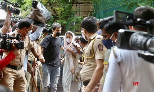 LOCs Issued Against Rhea Chakraborty And Family Members Without Disclosing Reason, Decision Not Reviewed As Per Guidelines: Bombay High Court LOCs Issued Against Rhea Chakraborty And Family Members Without Disclosing Reason, Decision Not Reviewed As Per Guidelines: Bombay High Court