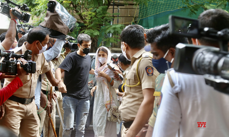 LOCs Issued Against Rhea Chakraborty And Family Members Without Disclosing Reason, Decision Not Reviewed As Per Guidelines: Bombay High Court LOCs Issued Against Rhea Chakraborty And Family Members Without Disclosing Reason, Decision Not Reviewed As Per Guidelines: Bombay High Court