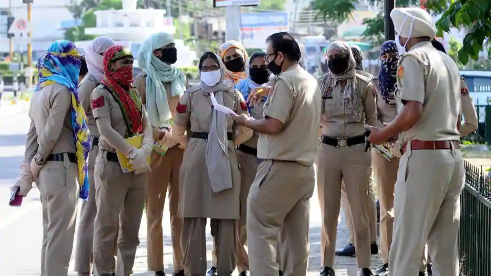 Submit Details Of FIR Against Police Officers Of All Ranks; Explain Rationale Of Their Continuance In Service: Punjab & Haryana High Court To Govt. [Read Order]