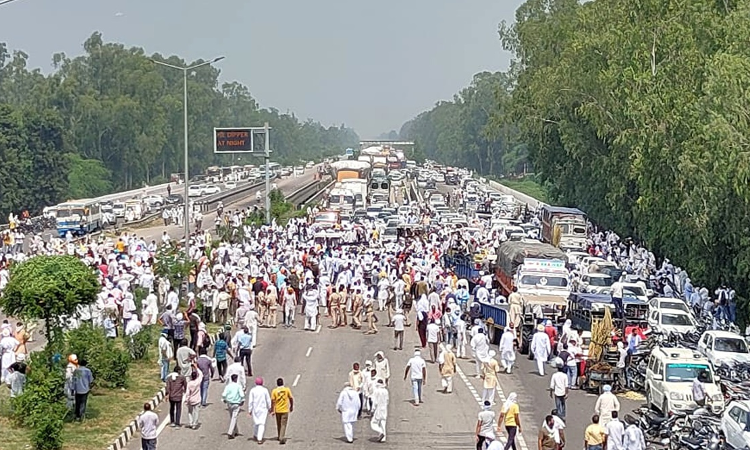 Haryana Progressive Farmers Union Serves Contempt Notice On State CM, Demanding Withdrawal Of Statement On Police Lathi-Charge On Protesting Farmers Haryana Progressive Farmers Union Serves Contempt Notice On State CM, Demanding Withdrawal Of Statement On Police Lathi-Charge On Protesting Farmers