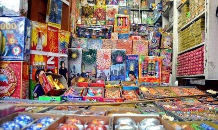 Make Public Aware What Green Crackers Are : Karnataka High Court To State Govt Make Public Aware What Green Crackers Are : Karnataka High Court To State Govt