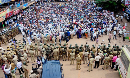 Political Parties Should Take Responsibility And Instruct Members To Wear Face Masks & Maintain Social Distancing : Karnataka High Court Political Parties Should Take Responsibility And Instruct Members To Wear Face Masks & Maintain Social Distancing : Karnataka High Court