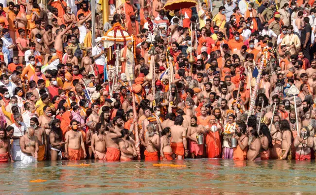 Kumbh Mela Attendees Violating COVID19 Protocols : Plea In Supreme Court To Stop Mass Gatherings In Haridwar Kumbh Mela Attendees Violating COVID19 Protocols : Plea In Supreme Court To Stop Mass Gatherings In Haridwar