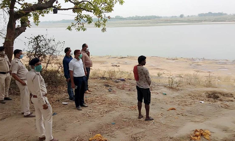 Corpses Floating In Ganga : Patna High Court Seeks Response Of Buxar, Kaimur District Commissioners On Disposal Of Bodies Corpses Floating In Ganga : Patna High Court Seeks Response Of Buxar, Kaimur District Commissioners On Disposal Of Bodies