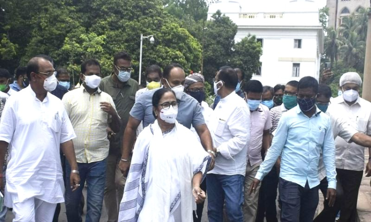 People May Feel A Mob Led By Chief Minister & Law Minister Prevailed Over Rule Of Law : Calcutta High Court Stays Bail Granted To 4 TMC Leaders People May Feel A Mob Led By Chief Minister & Law Minister Prevailed Over Rule Of Law : Calcutta High Court Stays Bail Granted To 4 TMC Leaders