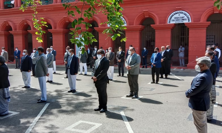 Lost 218 Advocates, 5 HC Staff & 34 Trial Court Staff To COVID : Karnataka HC Chief Justice Lost 218 Advocates, 5 HC Staff & 34 Trial Court Staff To COVID : Karnataka HC Chief Justice