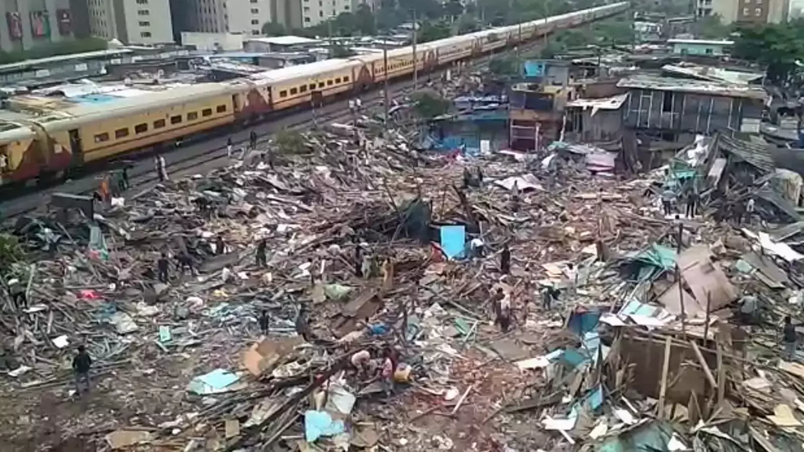 Local Authority Must Take Responsibility For Allowing Slum Encroachments In Railway Land : Supreme Court Local Authority Must Take Responsibility For Allowing Slum Encroachments In Railway Land : Supreme Court