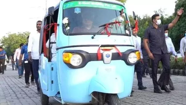 Delhi Govt Policy To Issue Permits Solely To E-Auto Rickshaws Not Arbitrary : Supreme Court Rejects Bajajs Plea Delhi Govt Policy To Issue Permits Solely To E-Auto Rickshaws Not Arbitrary : Supreme Court Rejects Bajajs Plea