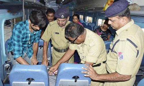 RPF Officer Can Conduct House Search During Enquiry Without Search Warrant As Per S. 165 CrPC: Jharkhand High Court RPF Officer Can Conduct House Search During Enquiry Without Search Warrant As Per S. 165 CrPC: Jharkhand High Court
