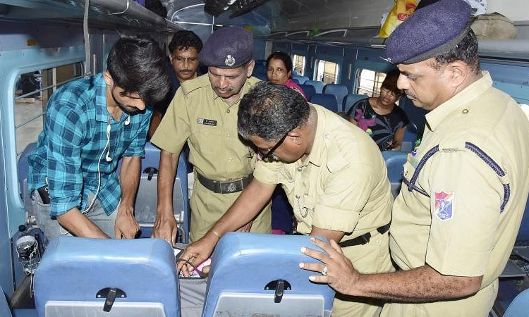 RPF Officer Can Conduct House Search During Enquiry Without Search Warrant As Per S. 165 CrPC: Jharkhand High Court RPF Officer Can Conduct House Search During Enquiry Without Search Warrant As Per S. 165 CrPC: Jharkhand High Court