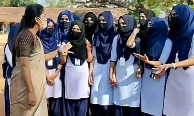 Hijab Ban - Students Should Not Wear Religious Symbols In Educational Institutions : Karnataka Govt Tells High Court Hijab Ban - Students Should Not Wear Religious Symbols In Educational Institutions : Karnataka Govt Tells High Court