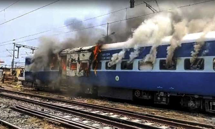 Agnipath Protests : PIL In Supreme Court Seeks SIT Probe Into Mass Violence & Damages To Public Properties Agnipath Protests : PIL In Supreme Court Seeks SIT Probe Into Mass Violence & Damages To Public Properties