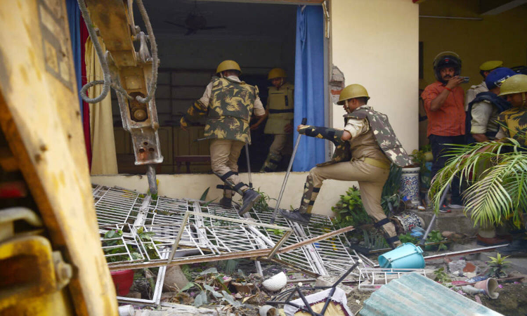 Allahabad High Court Raps UP Cops For Razing Residential House Sans Registration Of Execution Case, Seeks SPs Presence Allahabad High Court Raps UP Cops For Razing Residential House Sans Registration Of Execution Case, Seeks SPs Presence