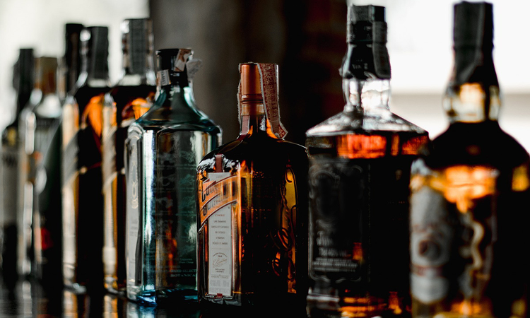 HP High Court Quashes FIR Against Liquor Bottling Unit Over Failure To Affix Holograms, Imposes ₹1 Lakh Penalty Under Excise Act