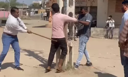 Flogging Of Stone Pelting Accused: Appear Or We Will Proceed As Per Law: Gujarat High Court To Cops In Contempt Plea