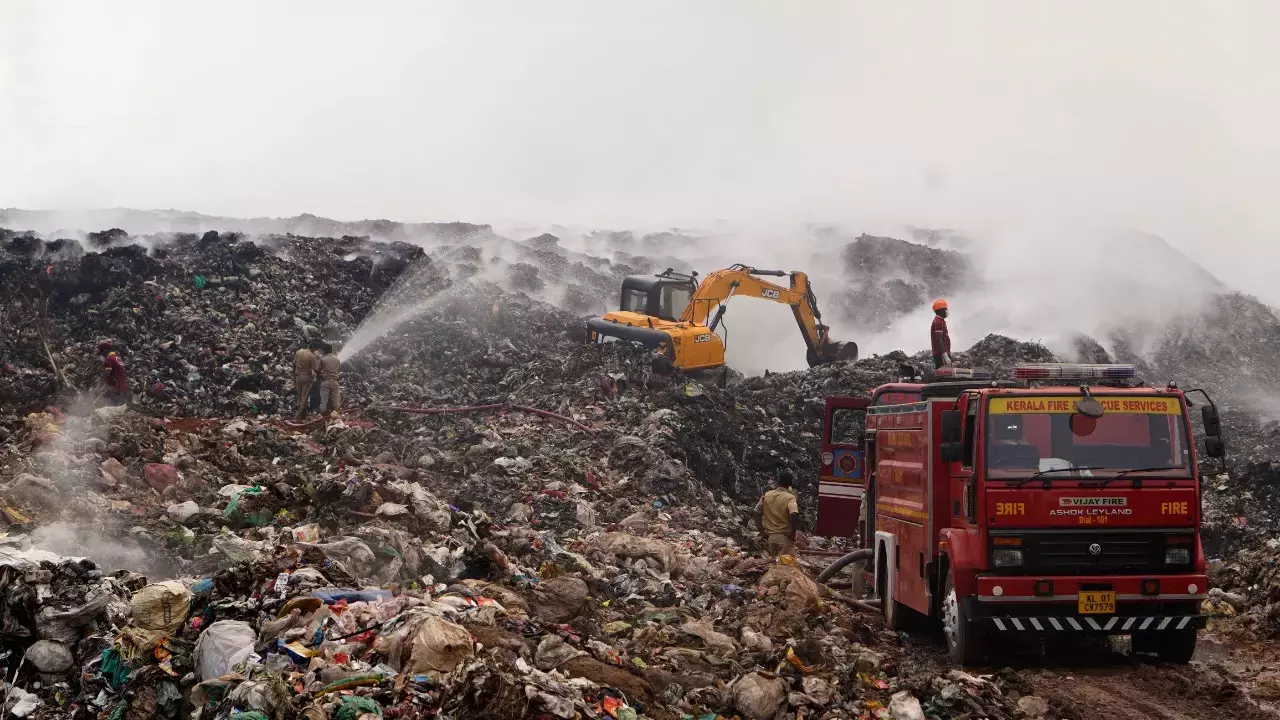 Brahmapuram Fire | Right to Clean Air Basic Human Right : Kerala High Court Seeks Detailed Plan For Solid Waste Management Brahmapuram Fire | Right to Clean Air Basic Human Right : Kerala High Court Seeks Detailed Plan For Solid Waste Management