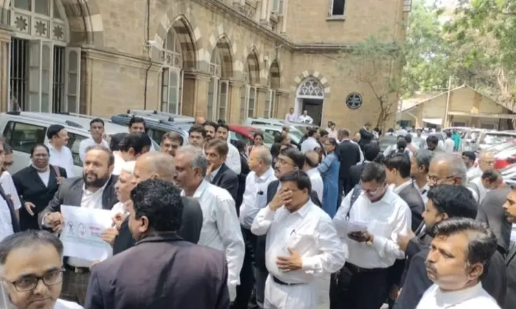 Advocates Associations Across Mumbai Abstain From Work After Lawyer Allegedly Assaulted By Police, Demands Passing Of Advocate’s Protection Act Advocates Associations Across Mumbai Abstain From Work After Lawyer Allegedly Assaulted By Police, Demands Passing Of Advocate’s Protection Act