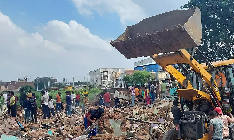 Encroachers Cant Claim Right To Continue Occupying Public Land Pending Resolution Of Their Rehabilitation Claims: Delhi High Court Encroachers Cant Claim Right To Continue Occupying Public Land Pending Resolution Of Their Rehabilitation Claims: Delhi High Court