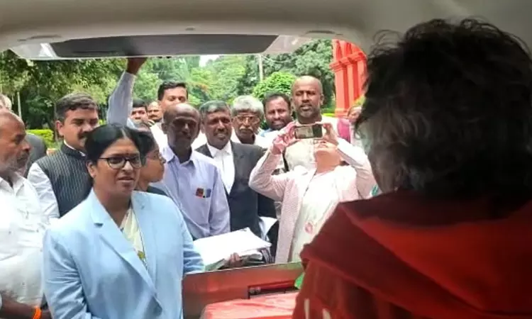 74-Yr-Old Travels To Karnataka High Court In Ambulance For Settlement Of Her Partition Suit In National Lok Adalat 74-Yr-Old Travels To Karnataka High Court In Ambulance For Settlement Of Her Partition Suit In National Lok Adalat