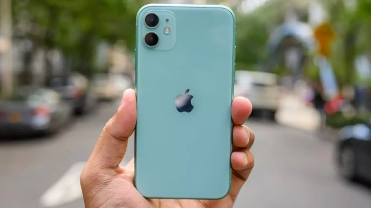 Amazon, Apple Held Liable For Deficiency In Service: District Consumer Commission Directs Refund Of ₹61,999 To Consumer