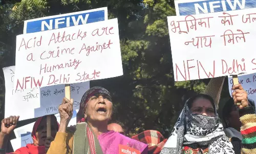 Income Not Sufficient For Treatment & Reintegration: Calcutta High Court Directs Payment Of Further Compensation To Male Acid Attack Survivor