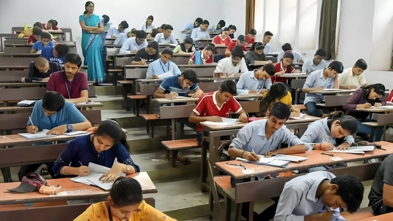 Cant Expect Law Students Who Failed IPC Paper, To Appear For BNS Paper In Supplementary Exams Which Has Never Been Taught: Karnataka HC Cant Expect Law Students Who Failed IPC Paper, To Appear For BNS Paper In Supplementary Exams Which Has Never Been Taught: Karnataka HC