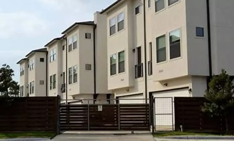 Parallel Proceedings On Same Issue In Different Forums Impermissible: Delhi State Commission Overturns District Commissions Order Against Philips Cooperative Group Housing