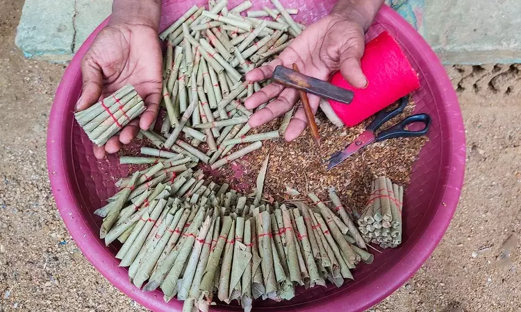 Beedi Rollers Engaged Through Intermediary Would Be Considered Employees, Eligible For Provident Fund: Madras High Court Beedi Rollers Engaged Through Intermediary Would Be Considered Employees, Eligible For Provident Fund: Madras High Court